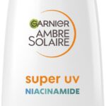 GARNIER Ambre Solaire Super UV napi fluid bőrhibák ellen Niacinamiddal és SPF 50+ fényvédővel, 40 ml